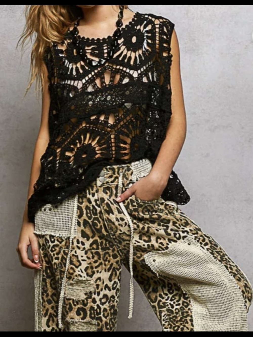 POL OPENWORK ROUND NECK FLORAL CROCHET TANK
